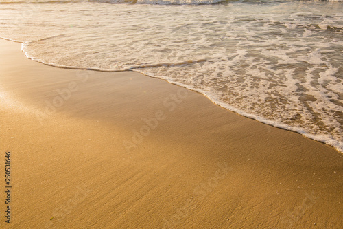 Olas rompiendo en la orilla de la playa al atardecer   Waves breaking on the beach shore at sunset