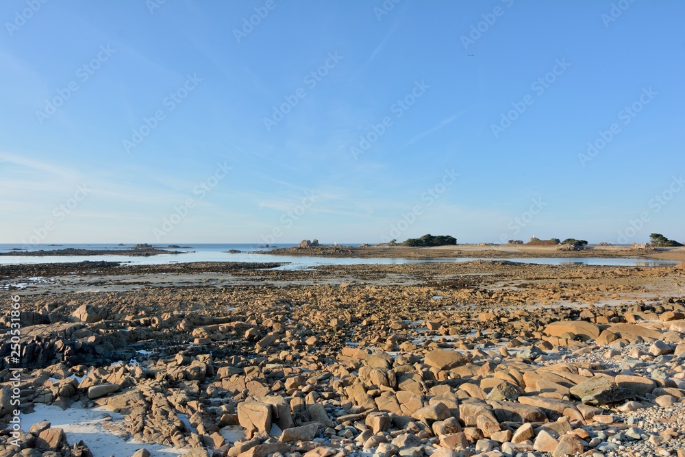 Marée basse sur la côte bretonne à Port-Blanc Penvénan