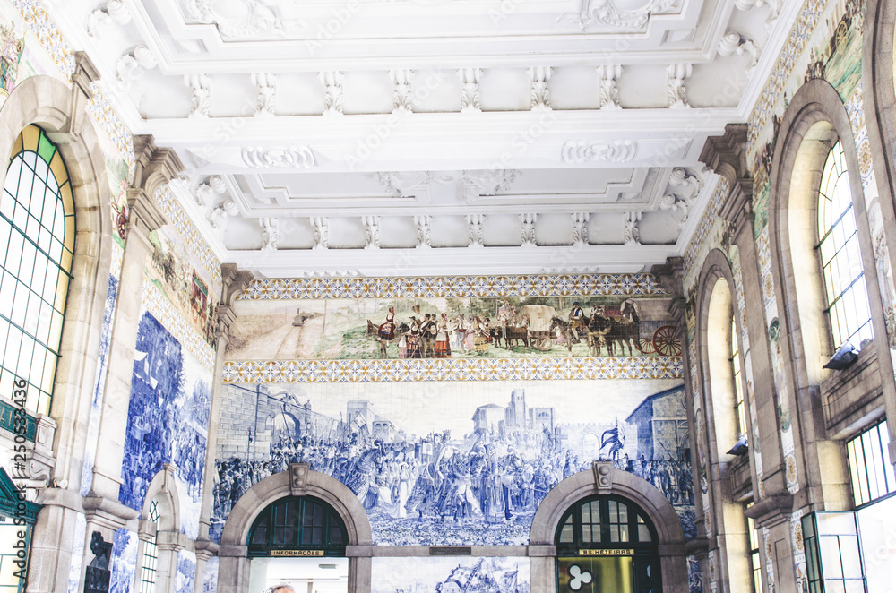 Obraz premium 29 april 2016 - Porto,Portugal: Porto railway station interior