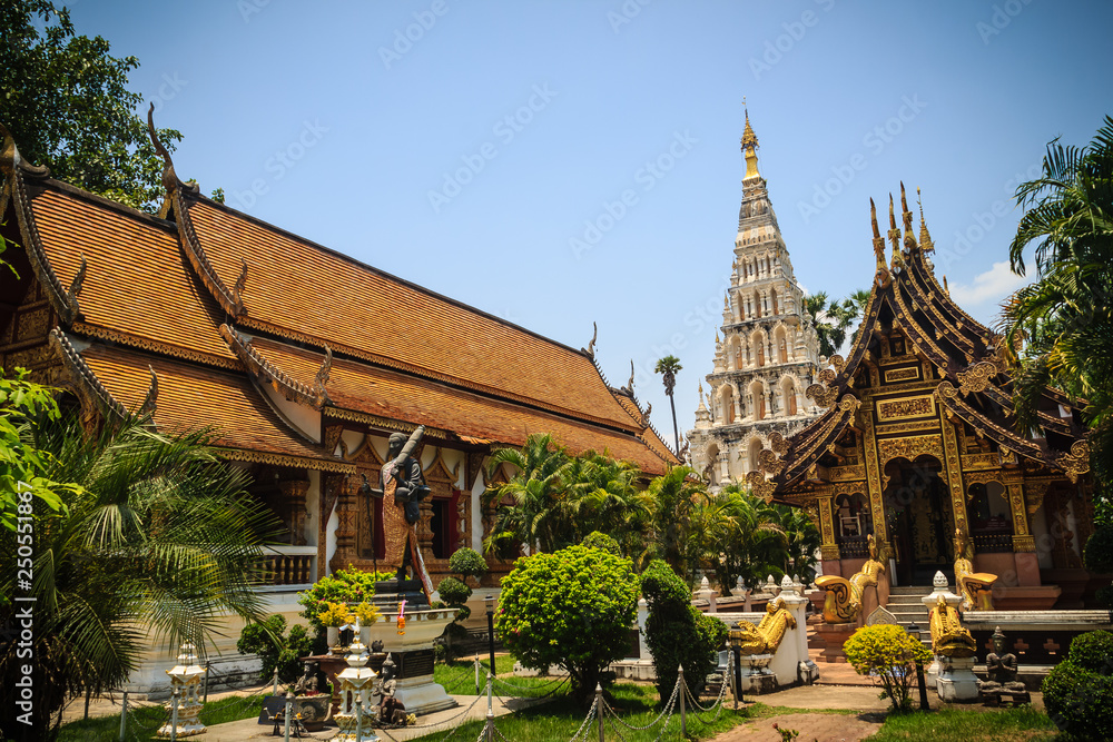 Naklejka premium Piękna Wat Chedi Liam (Świątynia Kwadratowej Pagody), jedyna starożytna świątynia na obszarze archeologicznym Wiang Kum Kam, która pozostaje działającą świątynią z mnichami mieszkającymi w Chiang Mai w Tajlandii.