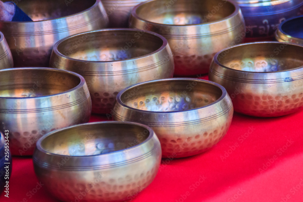 Foto de Tibetan singing bowls for sale at the antique market. Singing