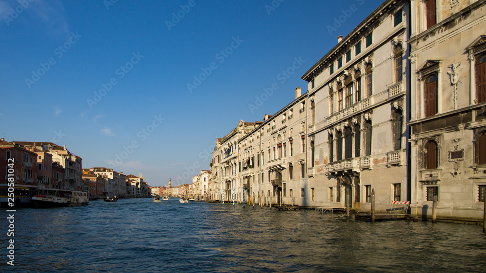 Kanal, Wasser Himmel und Palast mit der Gondel in Venedig am Canal Grande  in Italien