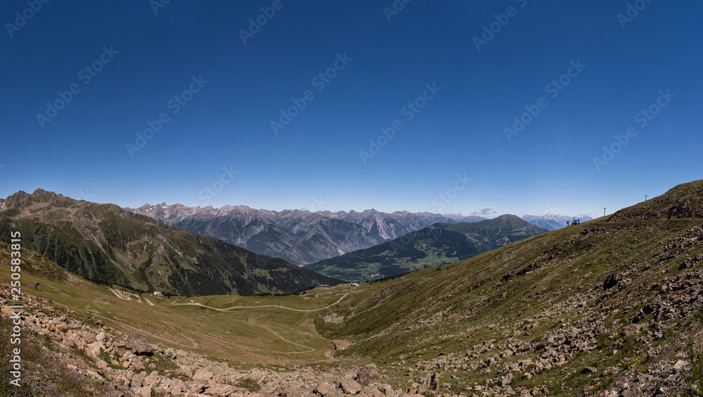 Bergpanorama in de österreichischen Alpen bei Serfaus, Fiss und Ladis bei schönstem Wetter
