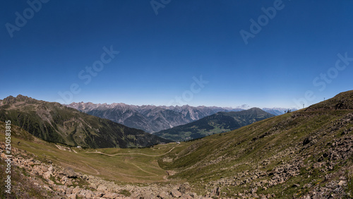 Bergpanorama in de österreichischen Alpen bei Serfaus, Fiss und Ladis bei schönstem Wetter