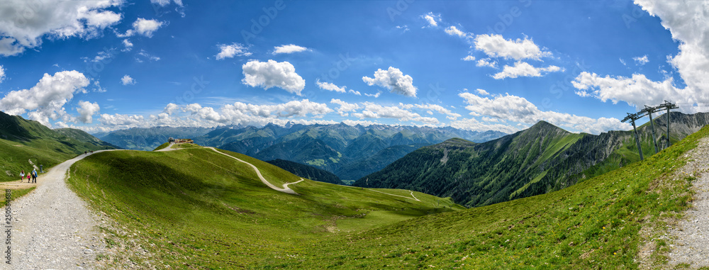 Bergpanorama in de österreichischen Alpen bei Serfaus, Fiss und Ladis bei schönstem Wetter