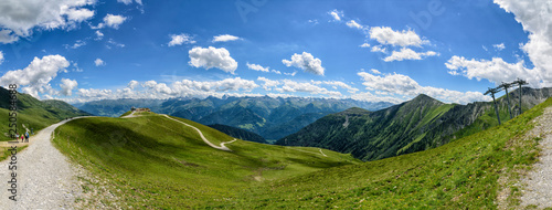 Bergpanorama in de österreichischen Alpen bei Serfaus, Fiss und Ladis bei schönstem Wetter © modul_a
