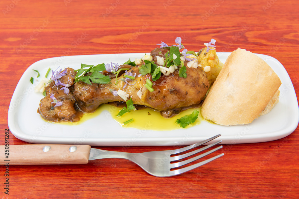 Pollo con vegetales y finas hierbas Pollo con vegetales y finas hierbas