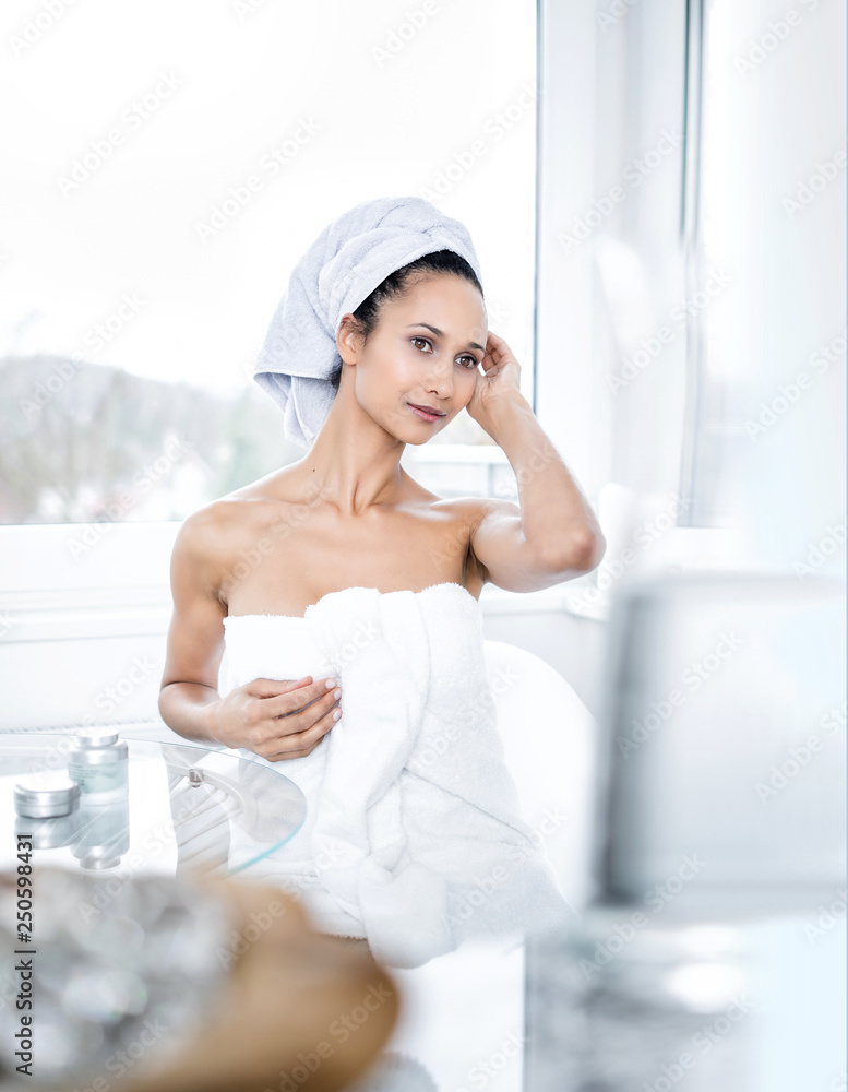 Schöne Frau, Beauty im Bad mit Kosmetik, hell