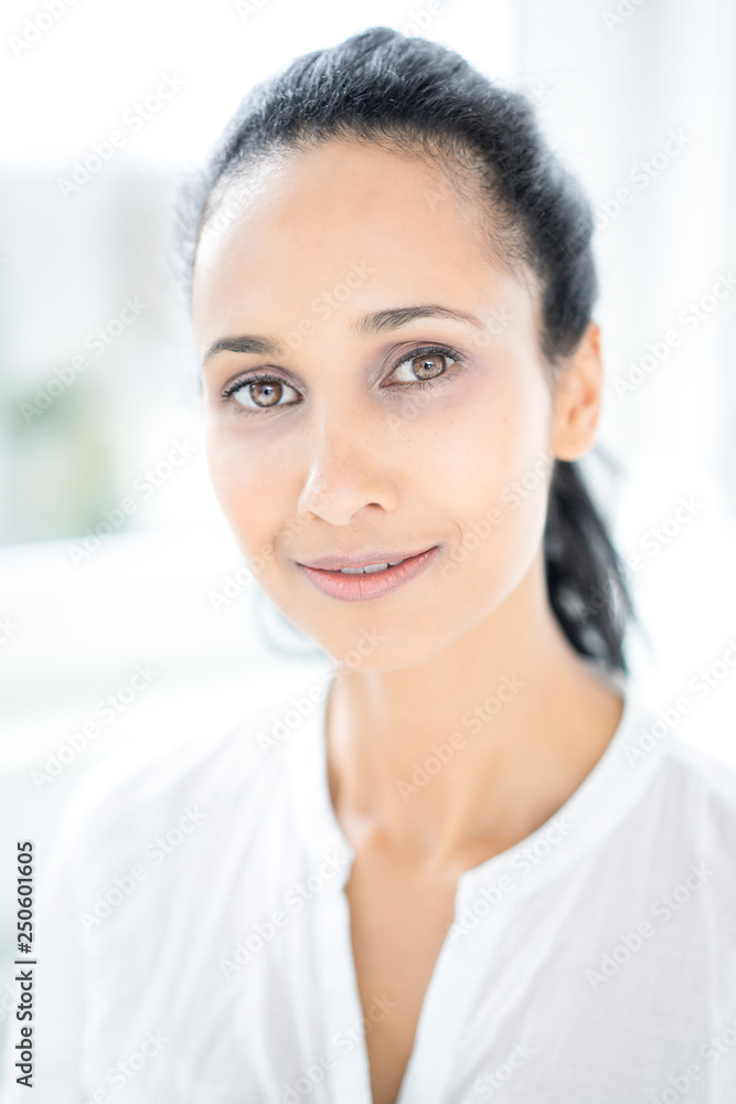 Schöne Frau, schwarzer Pferdeschwanz, lächelnd, hell Schöne Frau, schwarzer Pferdeschwanz, lächelnd, hell