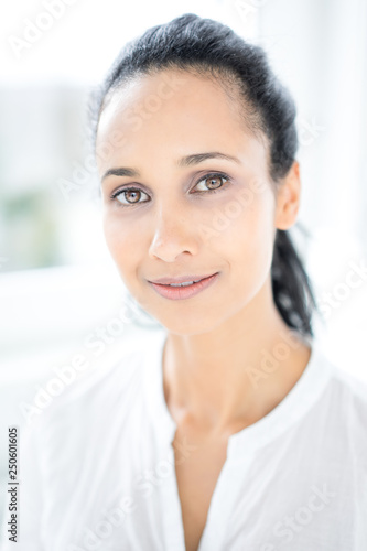 Schöne Frau, schwarzer Pferdeschwanz, lächelnd, hell Free Download Schöne Frau, schwarzer Pferdeschwanz, lächelnd, hell - GFXLoad