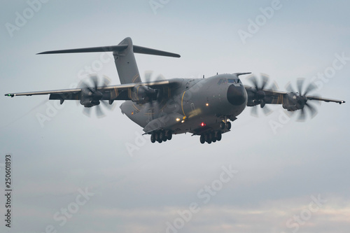 Fotografie Avion de transport militaire Airbus A400M de démonstration en vol en vue de face