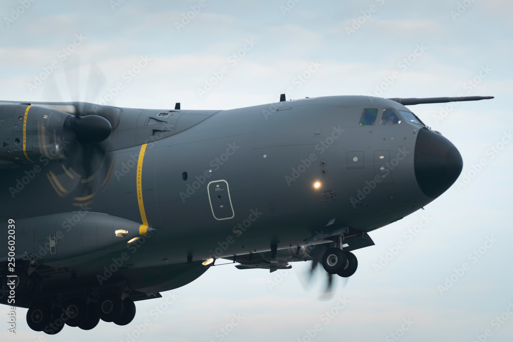 Obraz premium Avion de transport militaire Airbus A400M de démonstration en vol sur un fond de ciel nuageux au dessus de St Nazaire