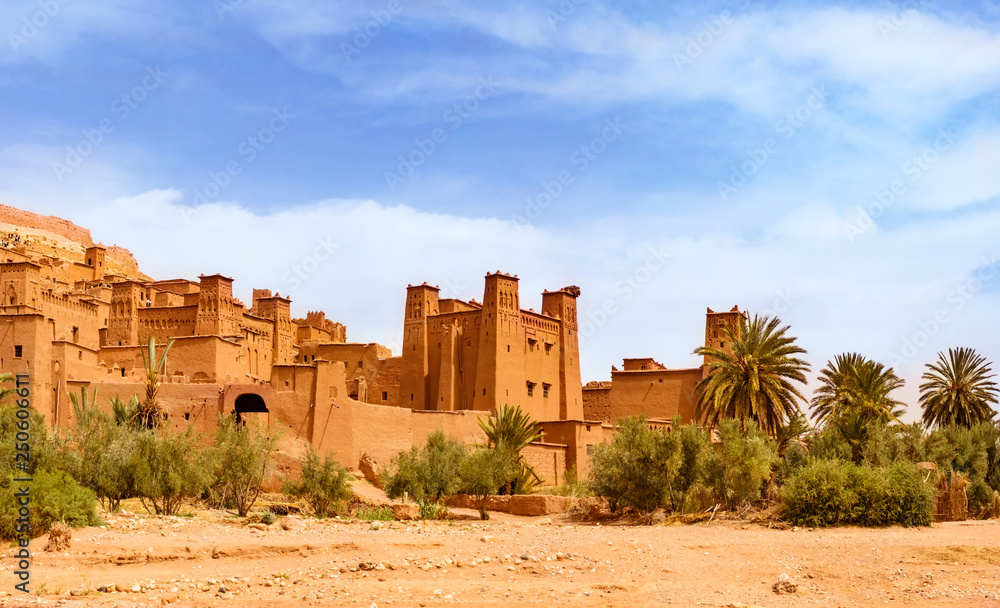 Obraz premium Niesamowity widok na Kasbah Ait Ben Haddou w pobliżu Ouarzazate w górach Atlas w Maroku. Światowego Dziedzictwa UNESCO
