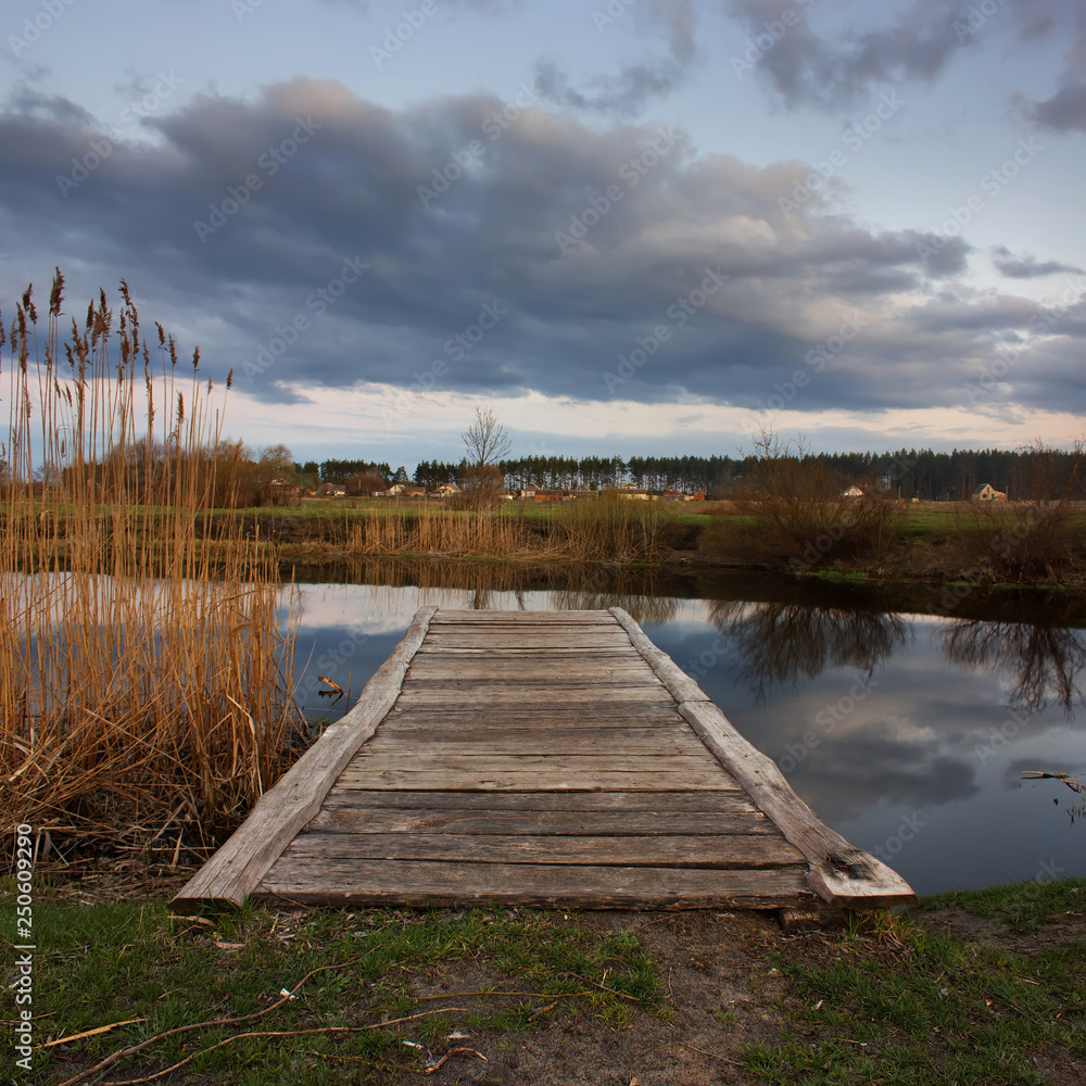 Naklejka premium Evening by the river