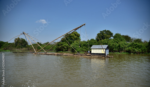 Ein traditionelles Fischerboot auf dem Tonle Sap See
