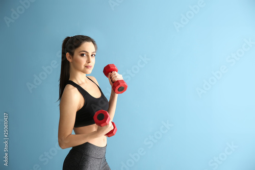 Sporty young woman with dum...