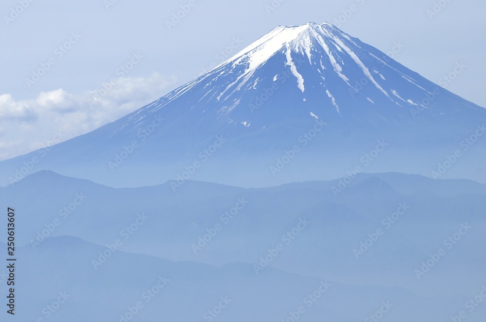 乾徳山より初夏の富士山遠望