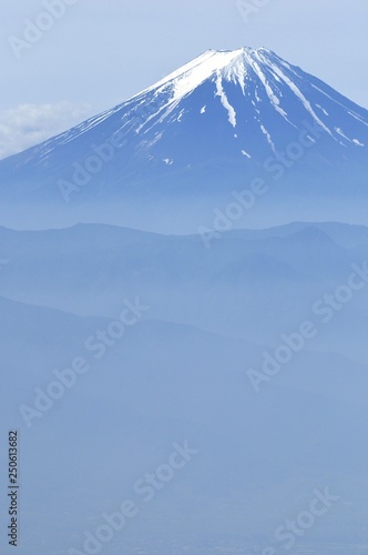 乾徳山より初夏の富士山遠望