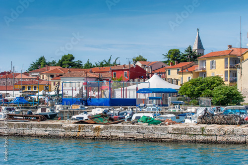 Wallpaper Mural Segler- und Yachthafen in Novigrad in Kroatien. Torontodigital.ca