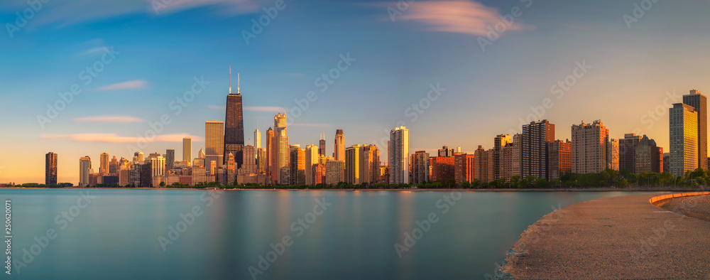 Obraz premium Chicago skyline o zachodzie słońca widziana z North Avenue Beach