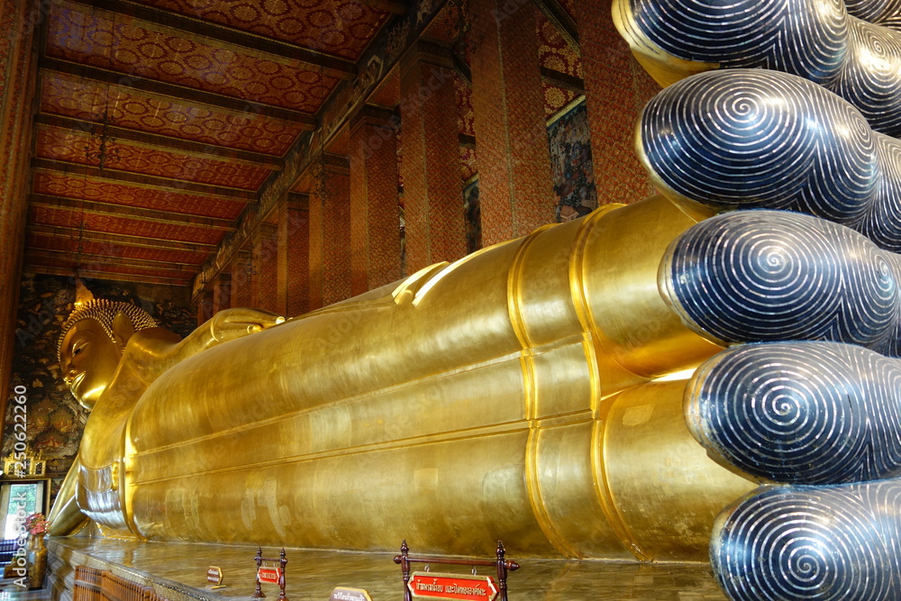 Fototapeta premium バンコク ワットポーの金色涅槃像を足下から 足指の指紋入り