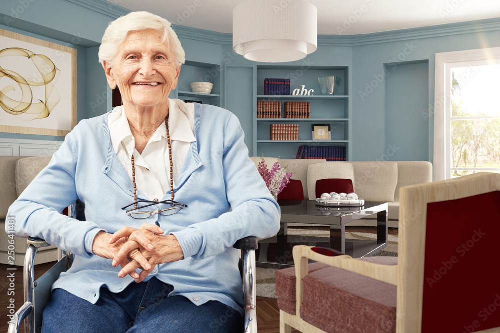 Glückliche Seniorin im Rollstuhl zu Hause Glückliche Seniorin im Rollstuhl zu Hause
