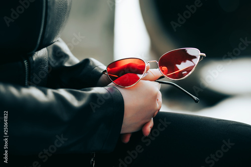 Photographie stylish youth pink glasses in hands girl