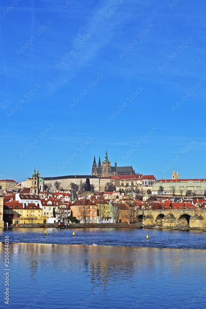 Veitsdom und die Karlsbrücke in Prag