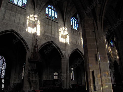 ベルン大聖堂 窓を通して光が差し込む聖堂内部（ベルン・スイス）