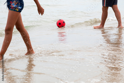 Fototapeta Naklejka Na Ścianę i Meble -  Giocando a pallone sulla spiaggia