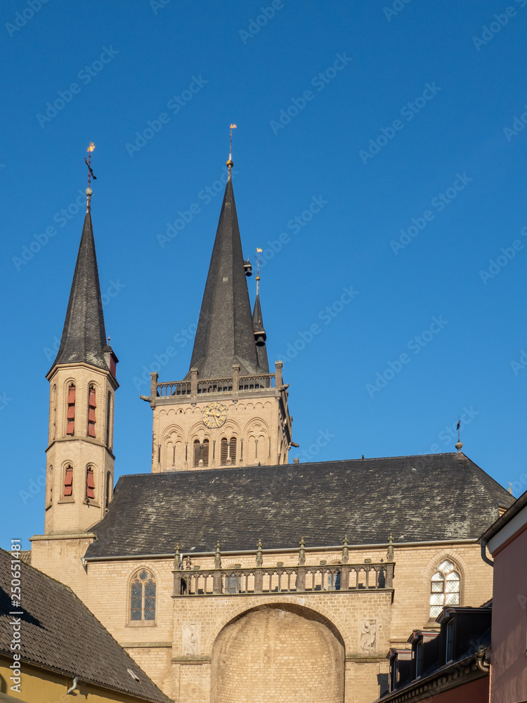 Fototapeta premium Michaelskapelle mit Domtürmen im Hintergrund