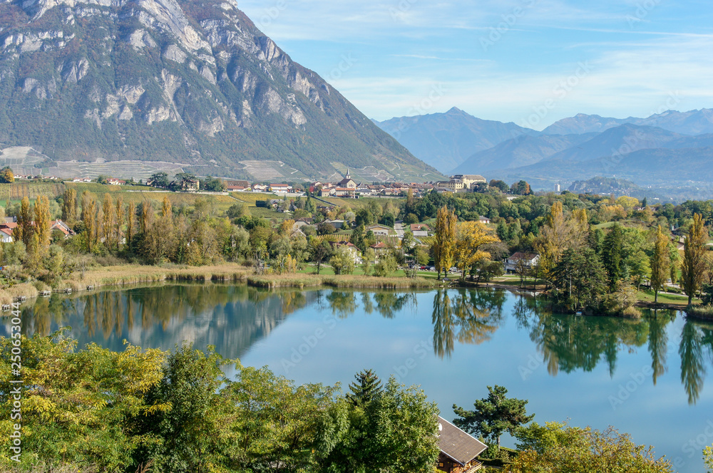 Lago precioso en los alpes franceses Lago precioso en los alpes franceses