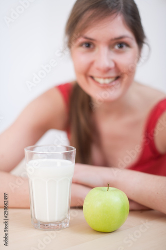 Frau mit Milch und Apfel