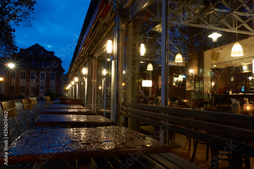 nasse Tische vor Cafe