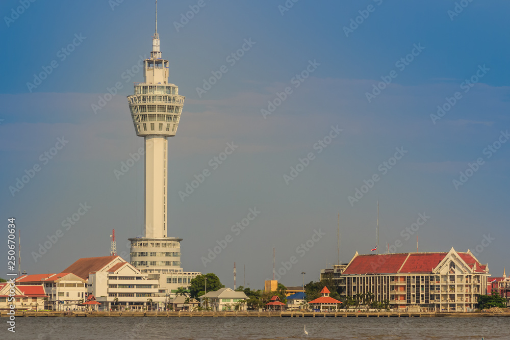 Obraz premium Riverfront view of Samut Prakan city hall with new observation tower and boat pier. Samut Prakan is at the mouth of the Chao Phraya River on Gulf of Thailand.