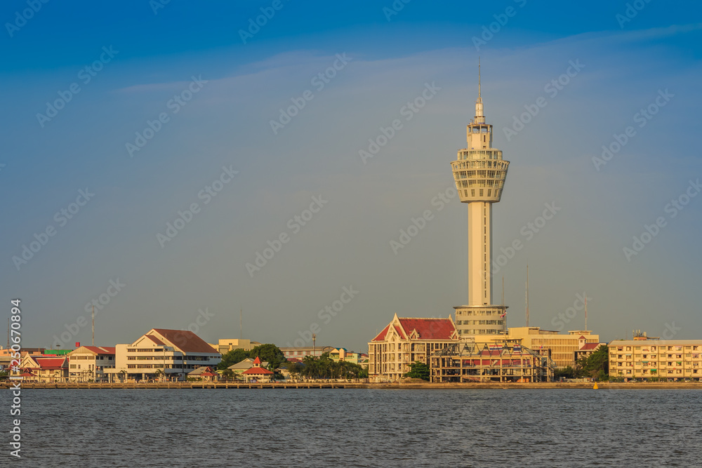 Obraz premium Riverfront view of Samut Prakan city hall with new observation tower and boat pier. Samut Prakan is at the mouth of the Chao Phraya River on Gulf of Thailand.