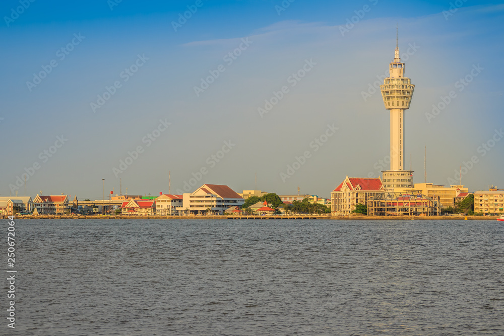 Obraz premium Riverfront view of Samut Prakan city hall with new observation tower and boat pier. Samut Prakan is at the mouth of the Chao Phraya River on Gulf of Thailand.