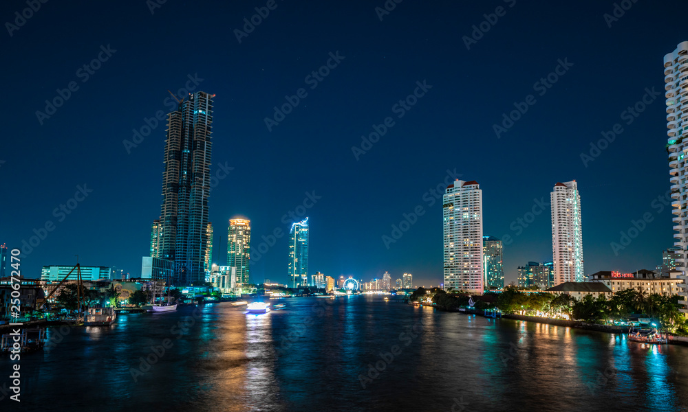 Wolkenkratzer Bangkok Nachts