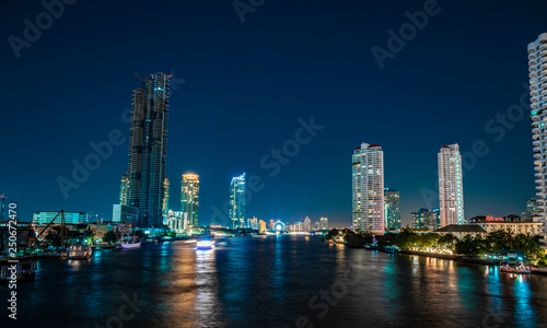 Fototapeta Naklejka Na Ścianę i Meble -  Wolkenkratzer Bangkok Nachts