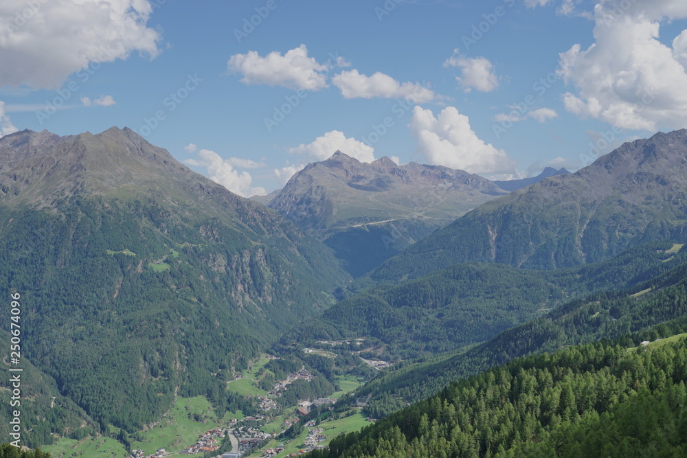 Blick auf Sölden und Berglandschaft mit Wolken, Grün, Pflanzen, Felsen und Schnee in Sölden/ Ötztal Blick auf Sölden und Berglandschaft mit Wolken, Grün, Pflanzen, Felsen und Schnee in Sölden/ Ötztal
