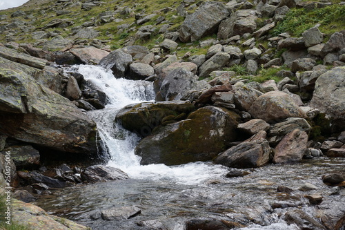 Bachlauf  kleine Wasserf  lle   ber Steine in den Bergen