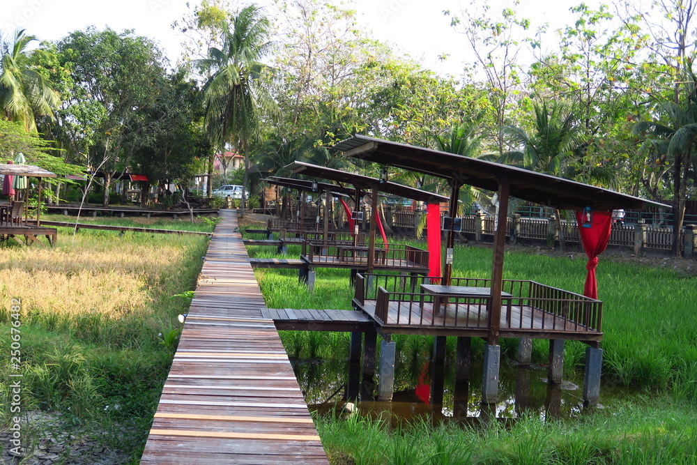 Parc avec passerelle et cabanes sur pilotis Parc avec passerelle et cabanes sur pilotis
