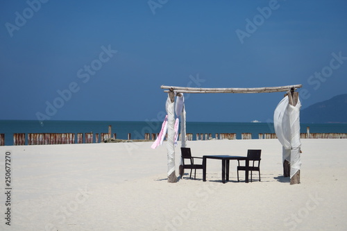 Plage blanche table avec chaises zt moustiquaire  photo