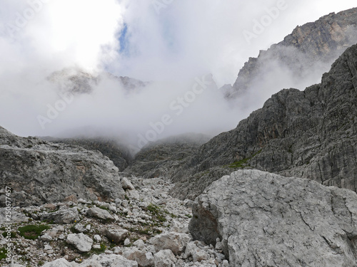 pietrosa alta montagna immersa nella nebbia © tiziana