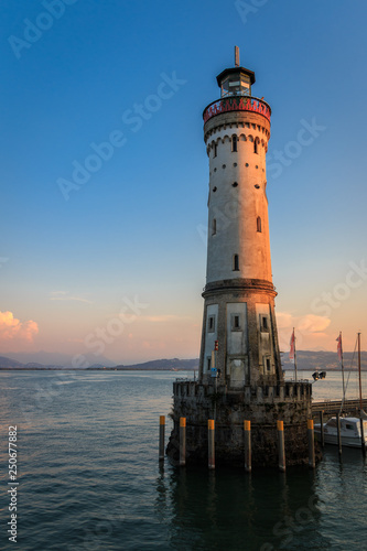 Der Leuchtturm an der Hafeneinfahrt der Insel Lindau am Bodensee in Bayern, Deutschland