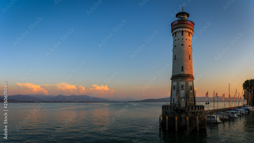 Panorama von dem Leuchtturm an der Hafeneinfahrt der Insel Lindau am Bodensee in Bayern, Deutschland