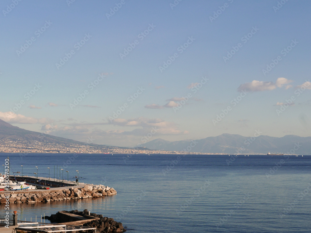 vista della costa di napoli con il vesuvio sullo sfondo