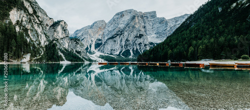 Bild auf Leinwand Panorama des Pragser Wildsee
