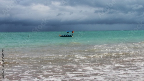 Embarcação no mar e o céu nublado