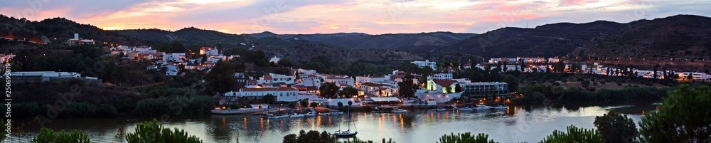Atardecer en Alcoutim y el río Guadiana, frontera entre España y Portugal, Andalucía y Algarve.